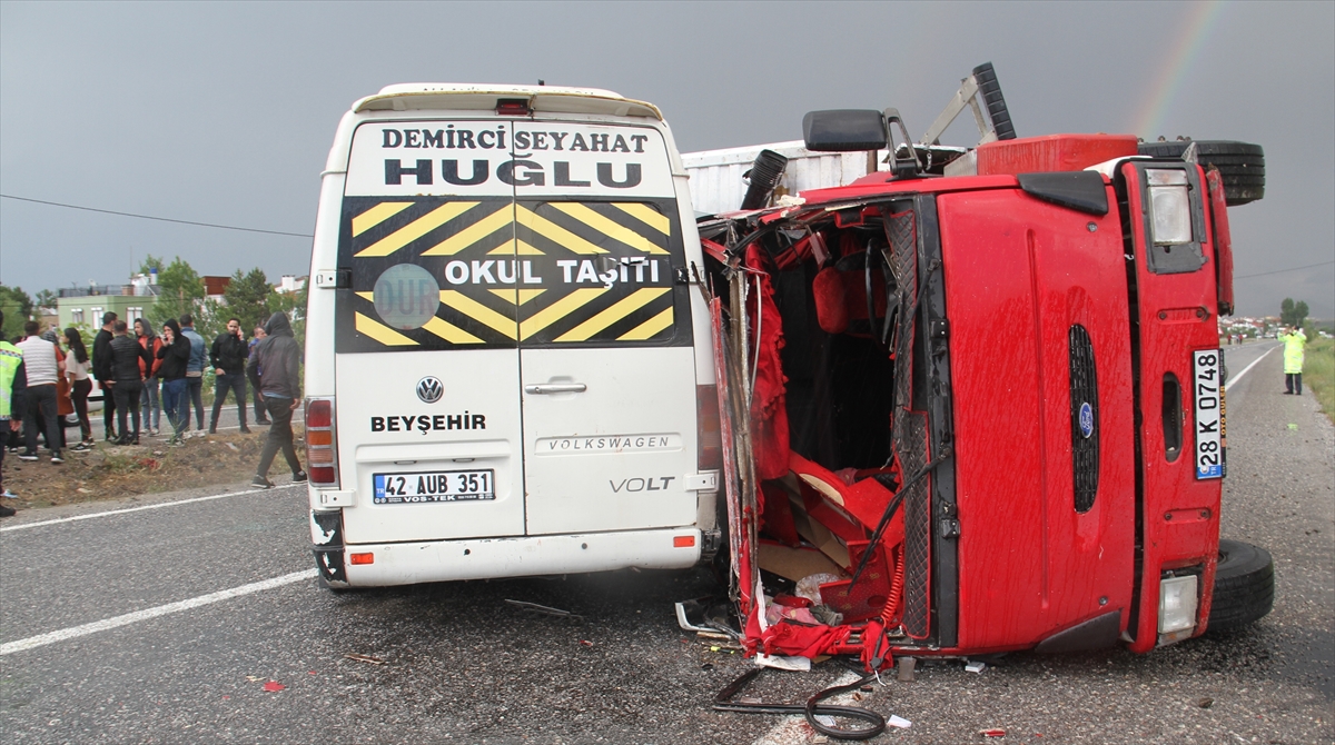 Beyşehir'de kamyonun minibüsle çarpışması sonucu 14 kişi yaralandı
