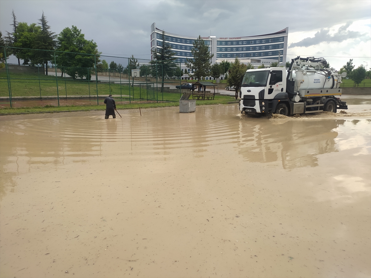 Beyşehir'de Kuvvetli yağış sonrası su baskınları oldu