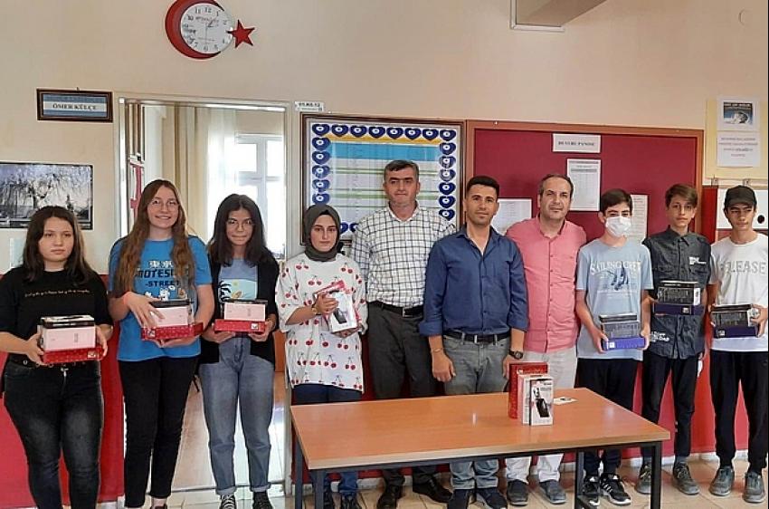 Beyşehir'de mahalle muhtarı maaşıyla fen lisesini kazanan öğrencileri ödüllendirdi