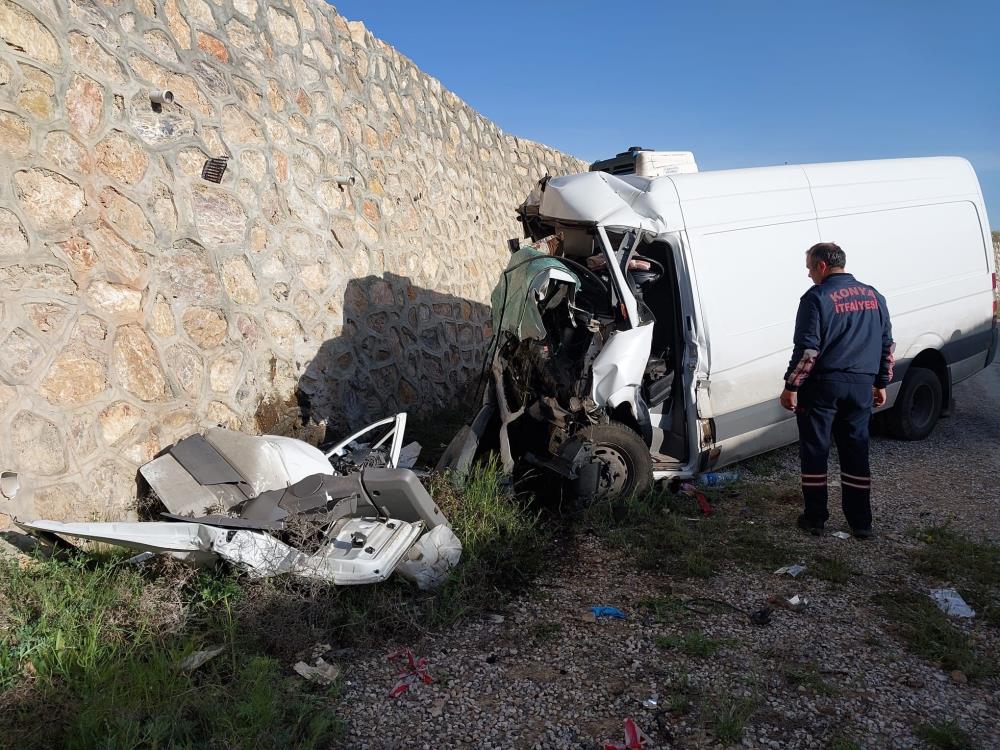 Beyşehir'de  minibüs alt geçide düştü: 1 ölü, 1 yaralı