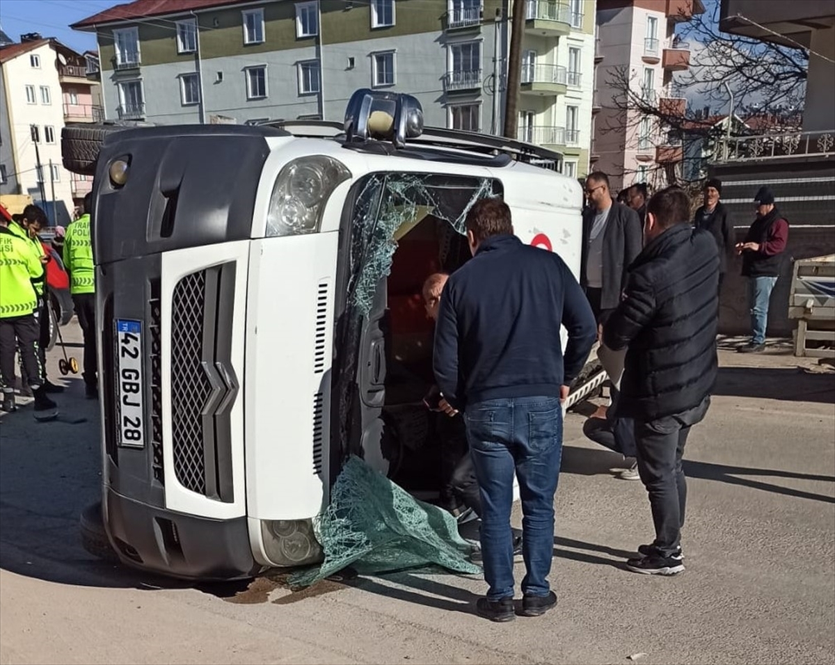 Beyşehir'de  öğrenci servisi ile otomobilin çarpışması sonucu 6 kişi yaralandı