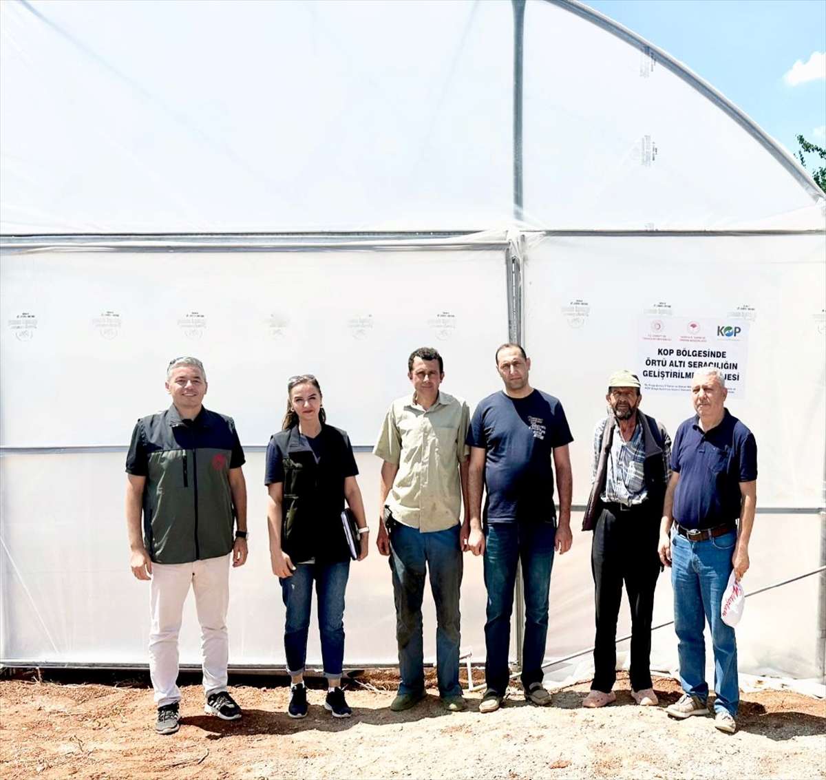 Beyşehir'de örtü altı tarım hibesi alan üreticilerin seraları kuruldu