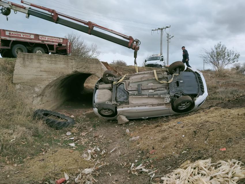 Beyşehir'de otomobilin menfeze devrilmesi nedeniyle 2 kişi yaralandı