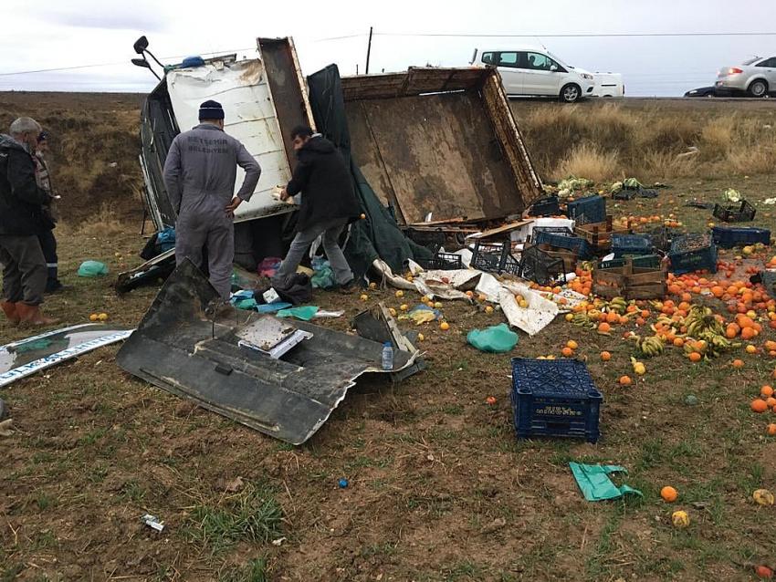 Beyşehir'de sebze yüklü kamyonetin devrilmesi sonucu, sürücüsü ağır yaralandı