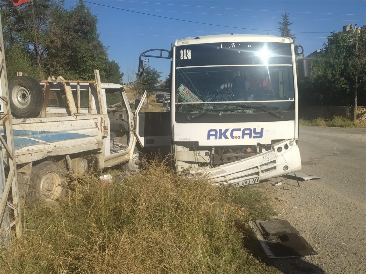 Beyşehir'de servis midibüsü ile kamyonet çarpıştı, 17 işçi yaralandı