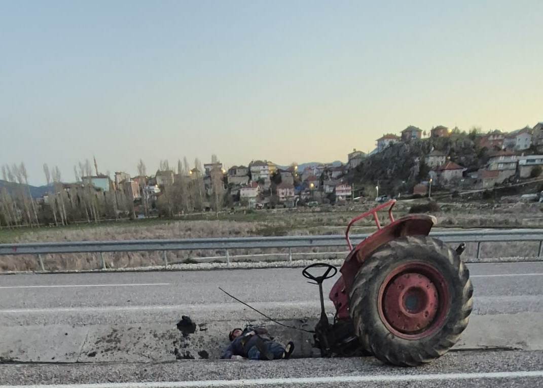Beyşehir'de seyir halindeki traktör ikiye bölündü! 1 Ölü, 1 Yaralı"