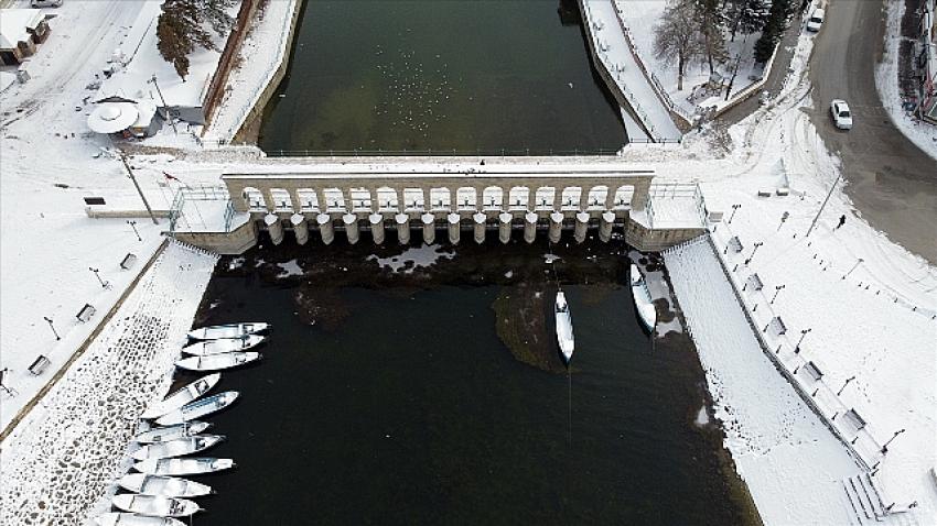  Beyşehir'de Tarihi Taş Köprü beyaza büründü