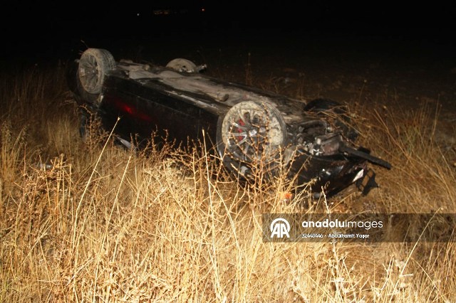 Beyşehir'de tarlaya devrilen otomobilde 2 kişi yaralandı