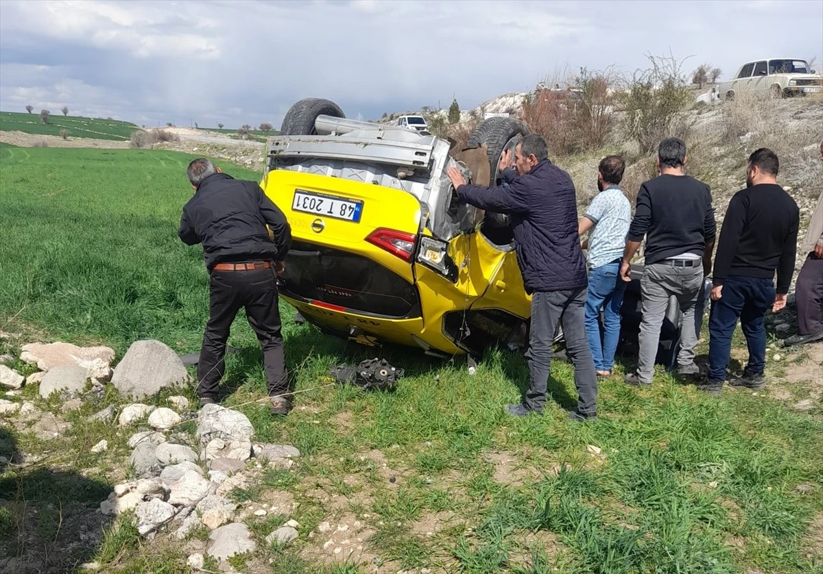 Beyşehir'de tarlaya devrilen taksi sürücüsü yaralandı