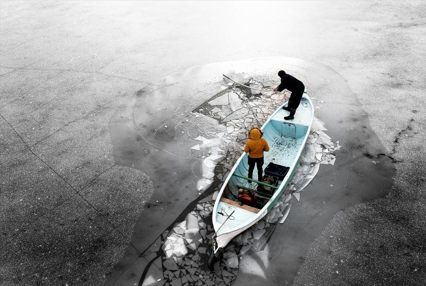 Beyşehir'de Tatlı su balıkçıları dondurucu soğukta buzları kırarak avlanıyor