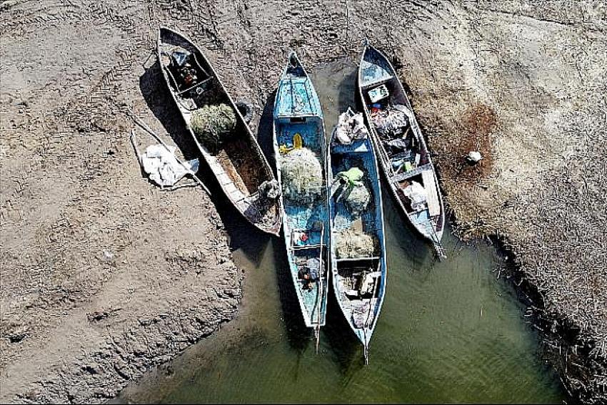 Beyşehir'de Tatlı su balıkçılarının kış şartlarındaki zorlu mesaisi