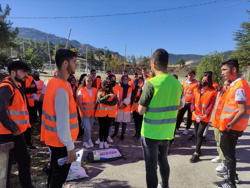 Beyşehir'de üniversite öğrencileri hem çevre temizliği yaptı, hem kaynaştı