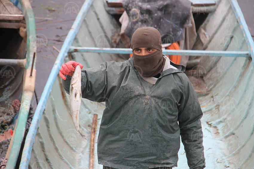 Beyşehir'de yasaktan muaf tutulan balıkçılar gölde ava çıktı