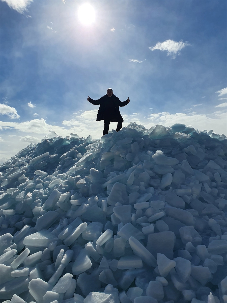 Beyşehir Gölü kıyısına lodosun sürüklediği buz kırığı yığınları ilgi çekiyor