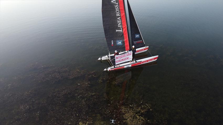 "Beyşehir Gölü kurumasın" yazılı pankart açarak göldeki su seviyesine dikkat çektiler