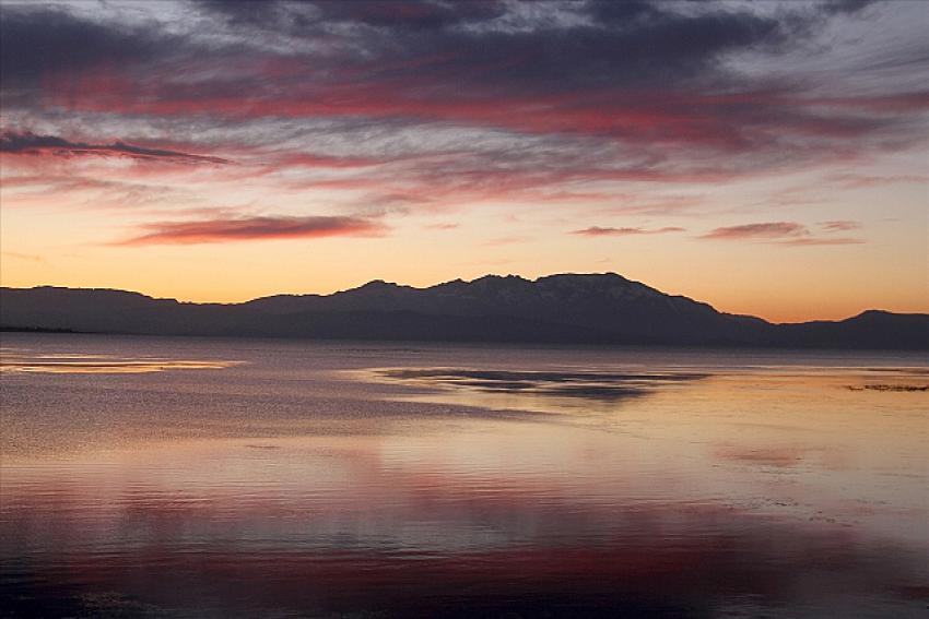 Beyşehir Gölü Milli Parkı'nda gün batımında görsel şölen