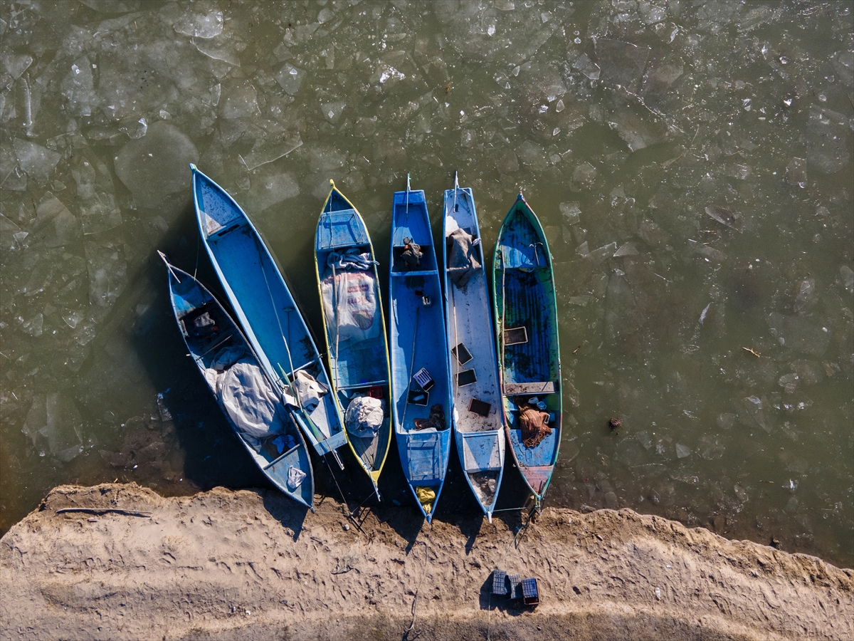 Beyşehir Gölü’nde balıkçılar buzların erimesini bekliyor
