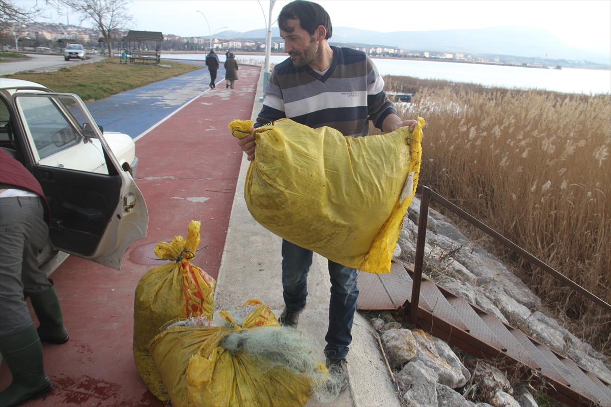 Beyşehir Gölü'nde başlayacak av yasağı nedeniyle balıkçılar ağlarını topluyor