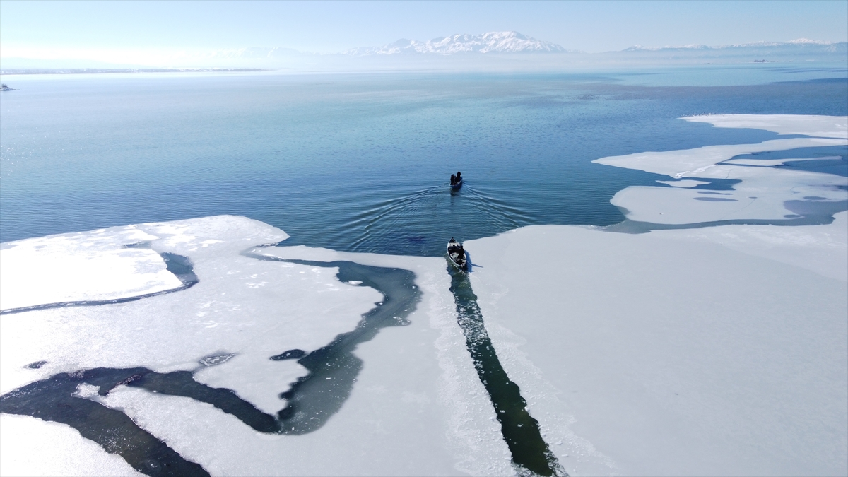 Beyşehir Gölü'nde buzlar çözülmeye başlayınca balıkçıların mesaisi başladı