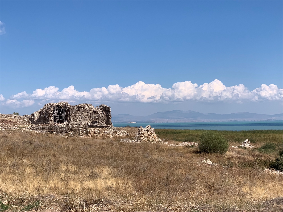 Beyşehir Gölü'nde keşfedilen tarihi yapılar su altı arkeologları tarafından inceleniyor
