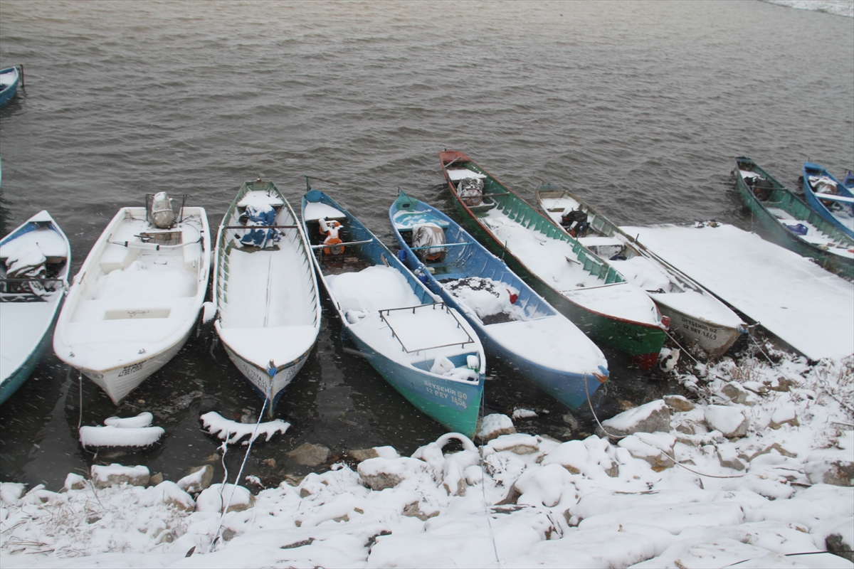 Beyşehir Gölü'nde tatlı su balıkçılarından av mesaisine kar molası