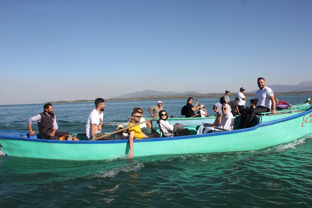 Beyşehir Gölü'ndeki Hacıakif adası ziyaretçilerin ilgi odağı