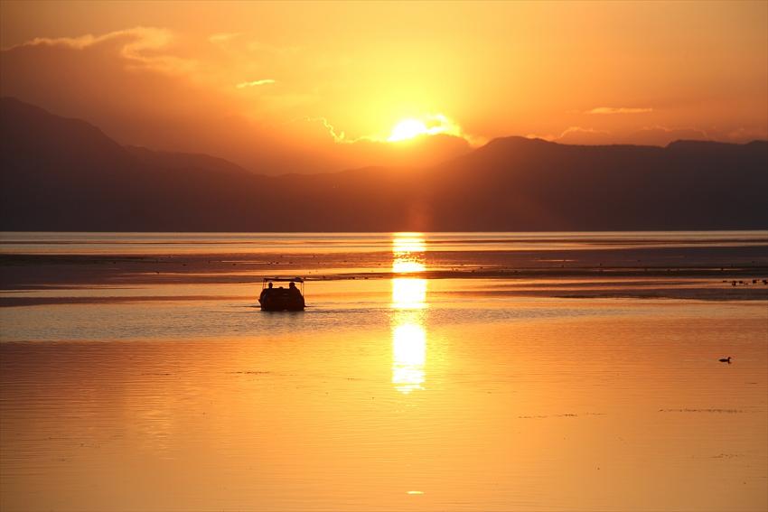 Beyşehir Gölü'ndeki milli parkın gün batımı görenleri büyülüyor