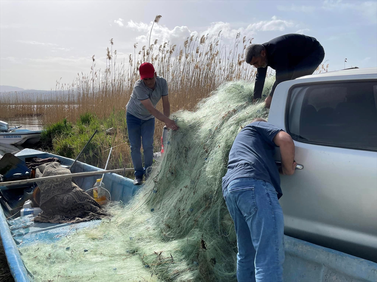 Beyşehir Gölü'ne avlanma yasağı döneminde serilmiş yüzlerce metre ağ yakalandı