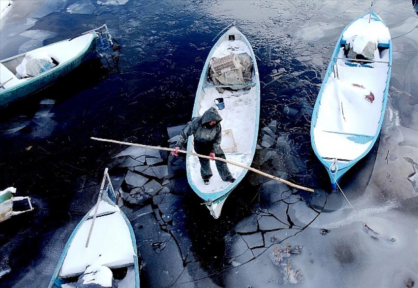 Beyşehir Gölü'nün kıyı kesimleri buz tuttu