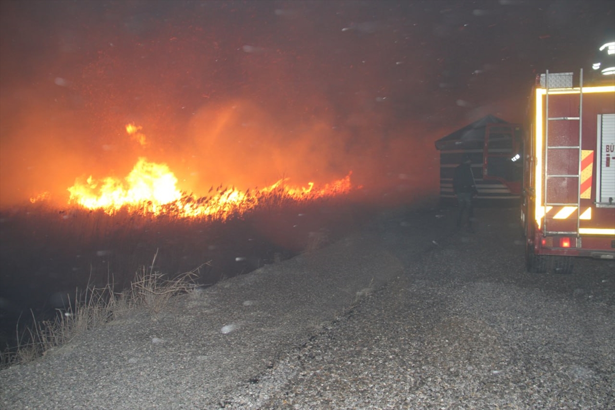 Beyşehir Gölü sazlıklarında çıkan yangın söndürüldü