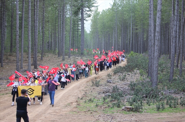 Beyşehir'de 23 Nisan Ulusal Egemenlik ve Çocuk Bayramı kapsamında doğada yürüyüş etkinliği düzenlendi.