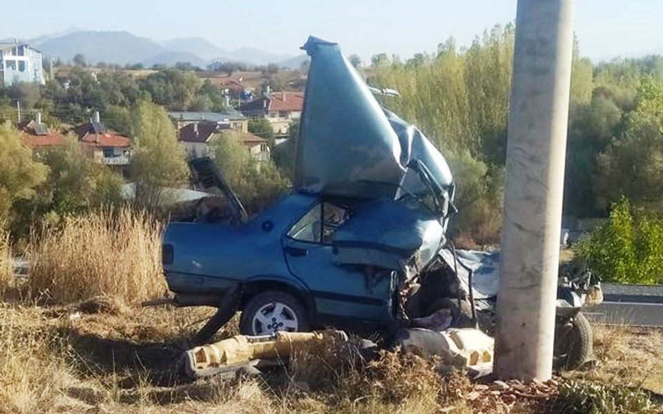 Beyşehir Seydişehir beton direğe çarpan otomobilin sürücüsü ağır yaralandı