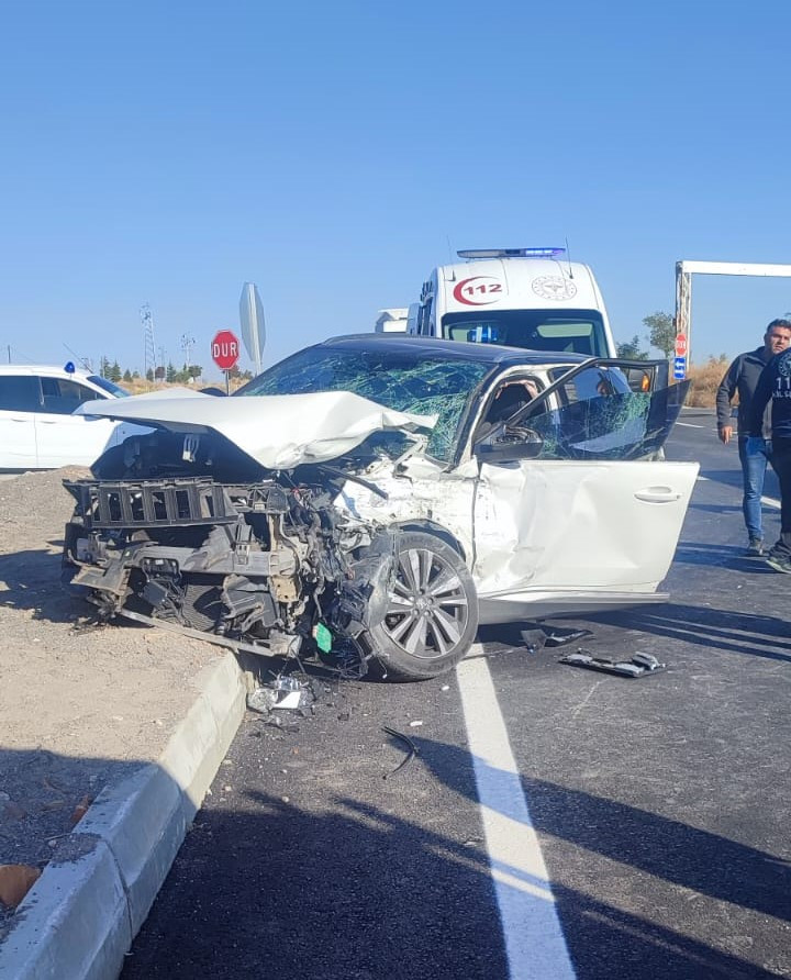 Beyşehir'  Seydişehir yolunda otomobil ile kamyonun çarpıştığı kazada 4 kişi yaralandı