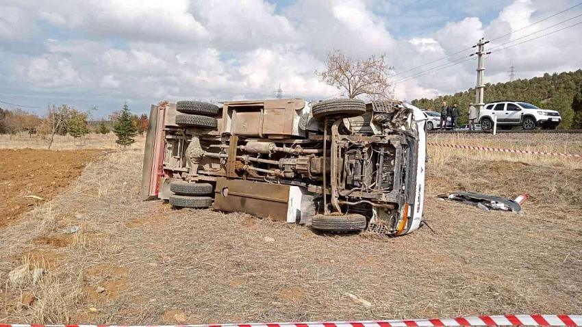 Beyşehirde akaryakıt tankeri devrildi: 1 yaralı