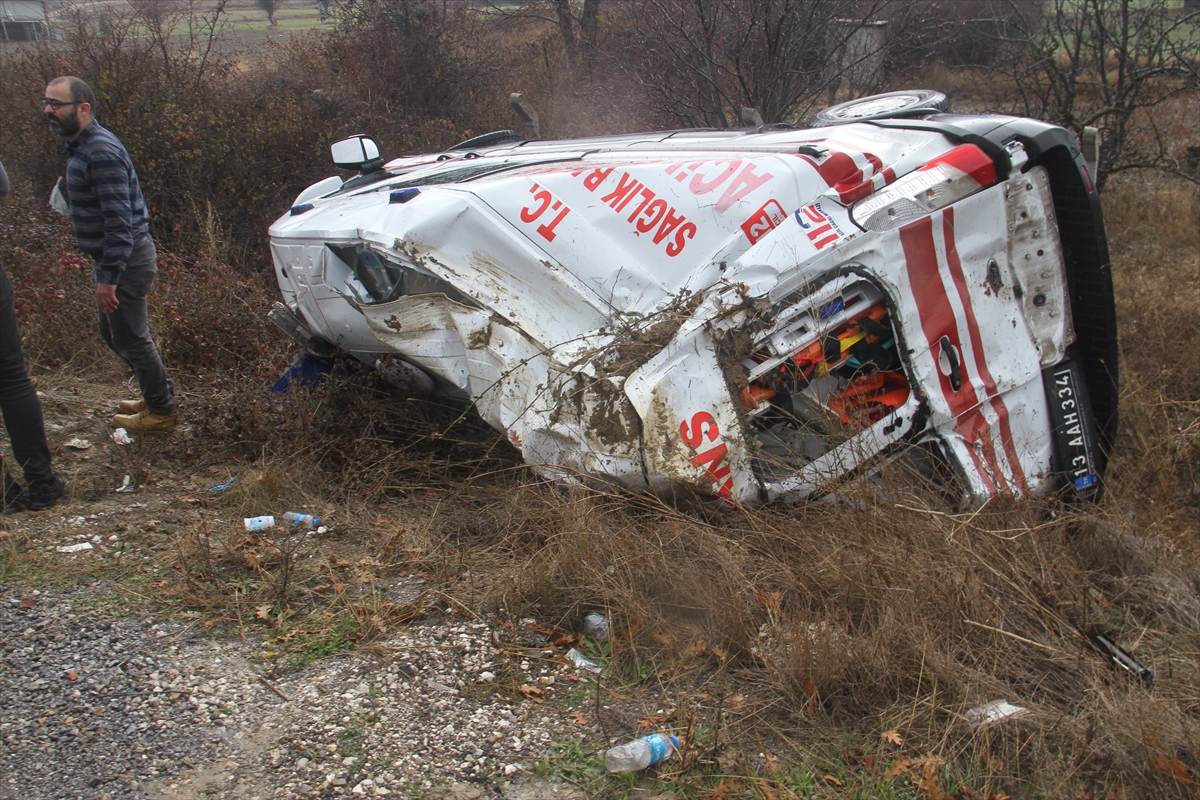 Beyşehirde ambulans ve kamyonetin devrildiği kazada 6 kişi yaralandı