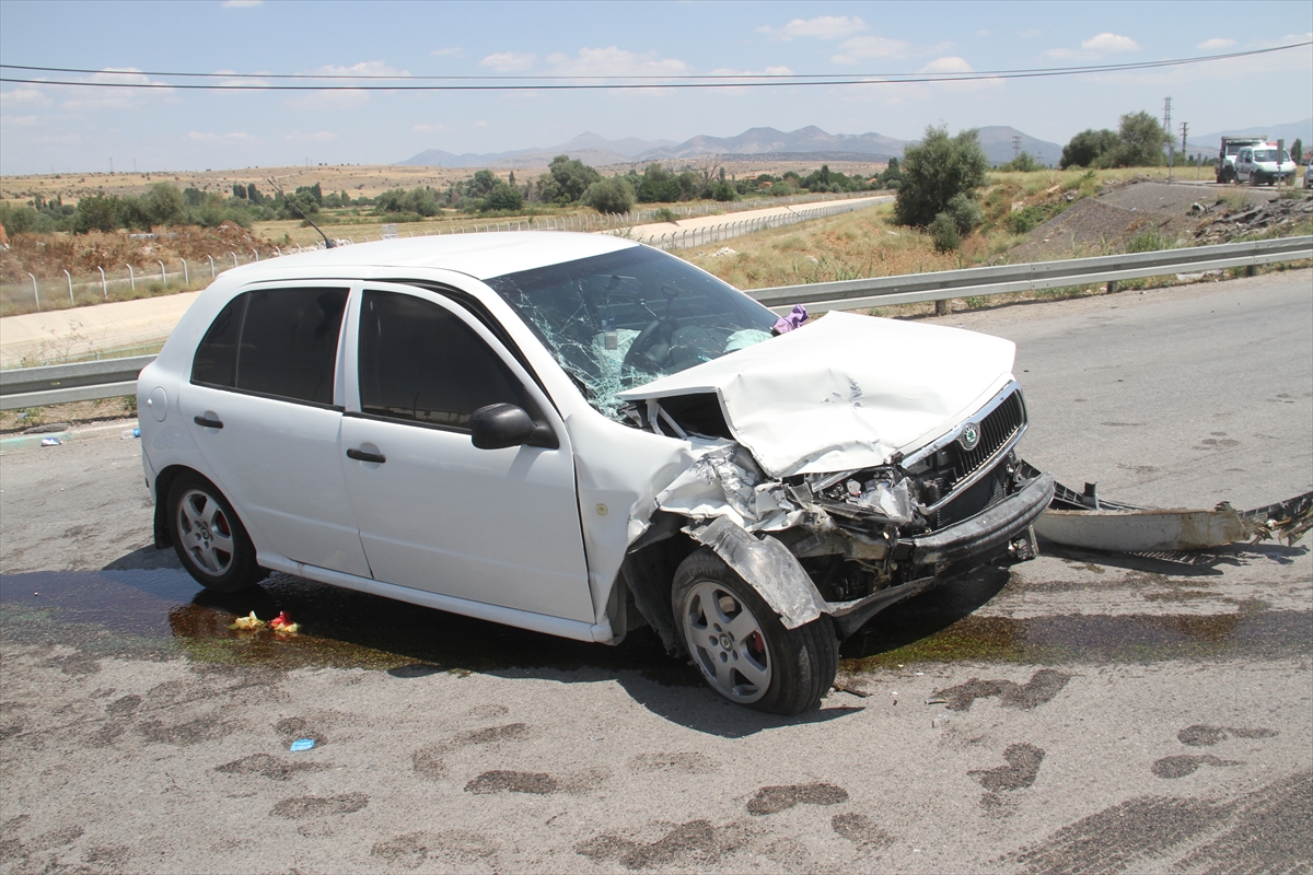 Beyşehirde iki otomobilin çarpışması sonucu 7 kişi yaralandı