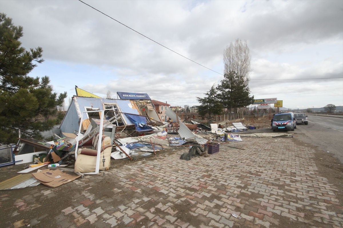 Beyşehirde Öfkeli müşteri, iş makinesiyle restoran ve büfeyi yıktı