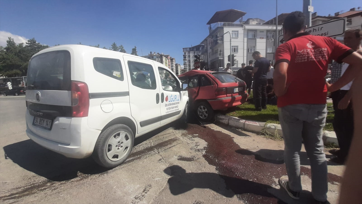 Beyşehirde Otomobil ile Hafif Ticari Araç Çarpıştı: 3 Yaralı