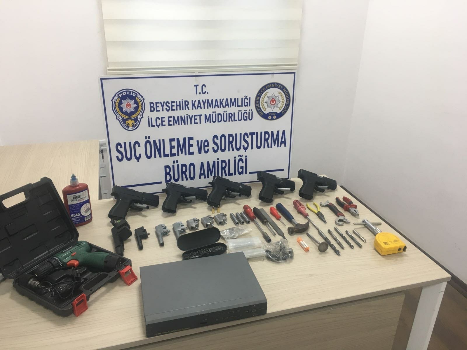 BEYŞEHİRDE SİGARA İHBARINA GİDİLEN OTEL ODASINDAN CEPHANELİK ÇIKTI