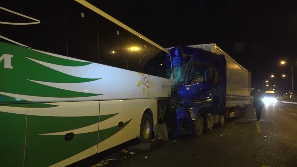 BİLECİK - Tırın tur otobüsüne arkadan çarptığı kazada 13 kişi yaralandı