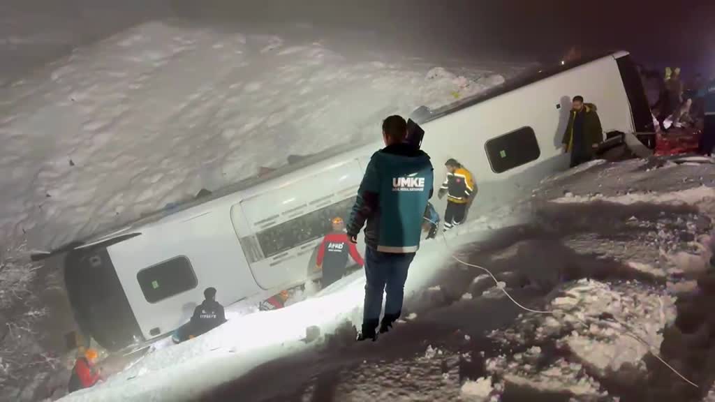 BİNGÖL - Yolcu otobüsü şarampole devrildi: 5ölü 38 yaralı