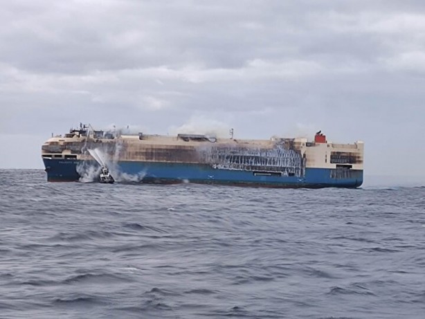 Binlerce Porshe denizin dibinde! 13 gündür sürüklenen lüks araç yüklü dev gemi battı