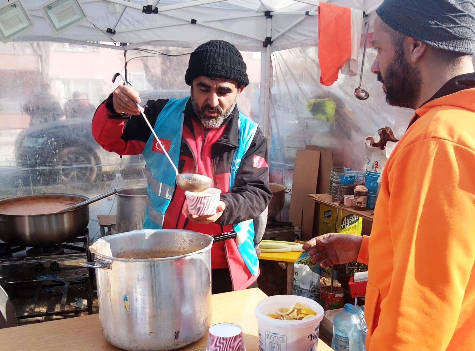 BİR HAFTADIR  BÖLGEDE  OLAN İHH GÖNÜLLÜSÜ KARDEŞİMİZ. "DEMPREMDE  GÖRDÜKLERİNİ ANLATTI