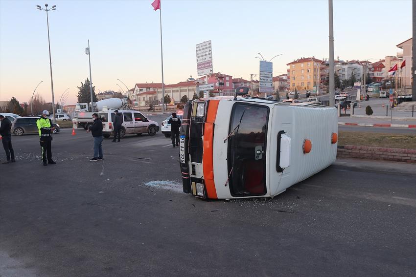 Biri alkollü diğeri ehliyetsiz! Beton mikseri ile minibüs çarpıştı