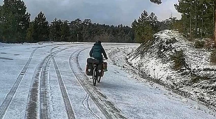 Bisikletiyle dünya turuna çıkan Brezilyalı, yolda kara yakalanınca yardımına belediye başkanı yetişti