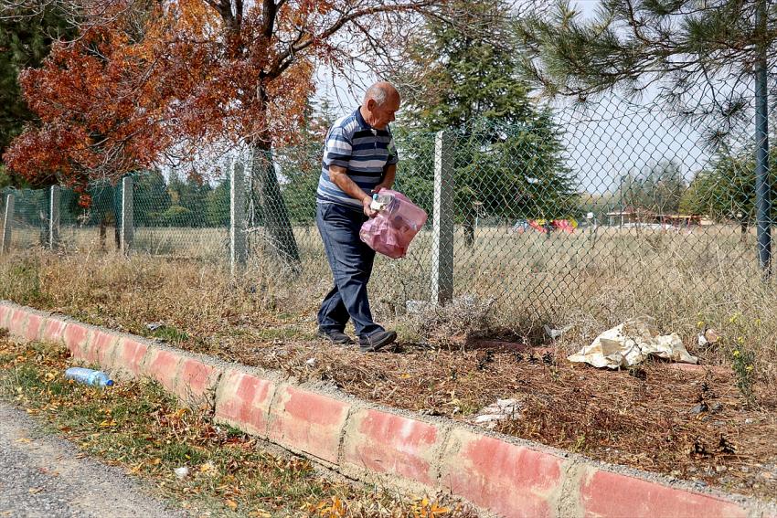 Bisikletten inmeyen "ihtiyar delikanlı" çevreyi temizleyip sokak hayvanlarını besliyor