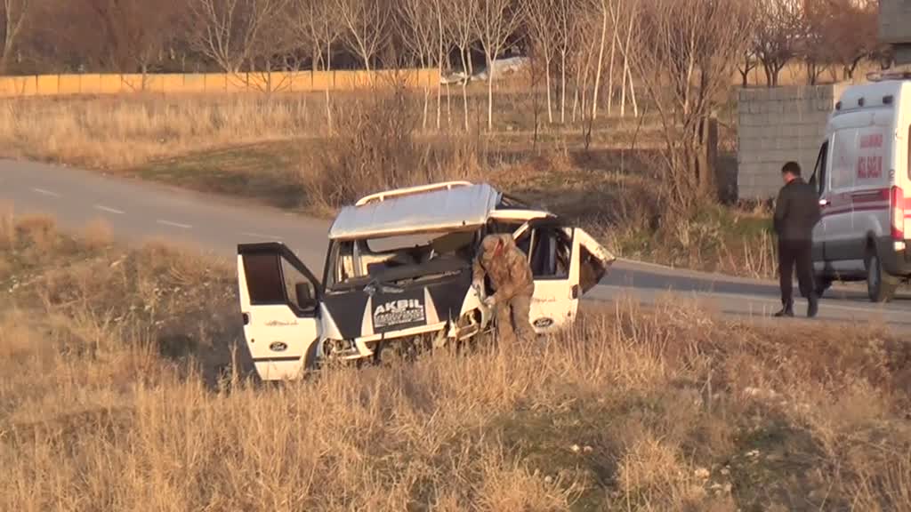 BİTLİS - İçinde düzensiz göçmenlerin bulunduğu minibüs takla attı: 4 ölü, 25 yaralı