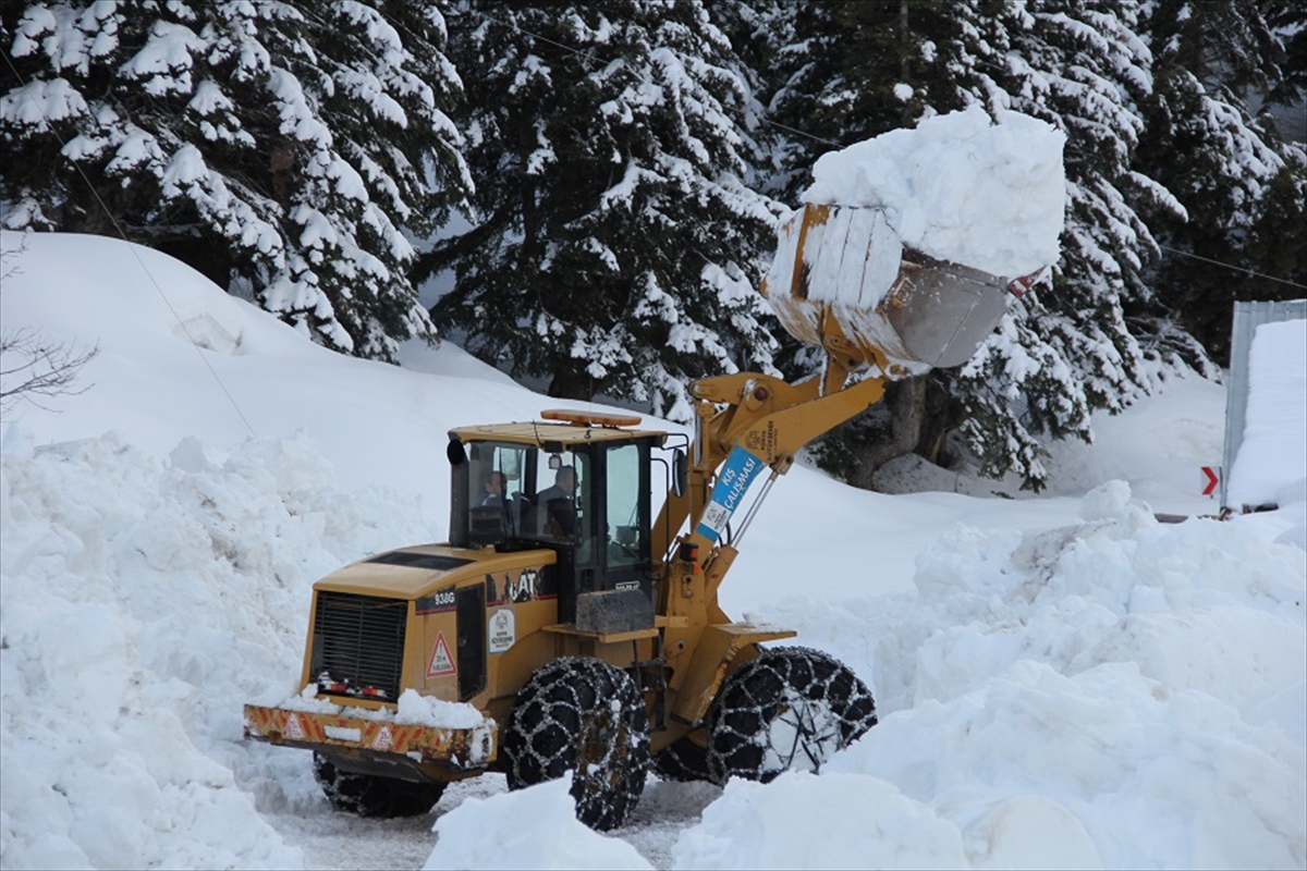 Bölgenin en çok  kar yağan   yeri    Yalıhüyük Gölcük yaylasının yolları açıldı