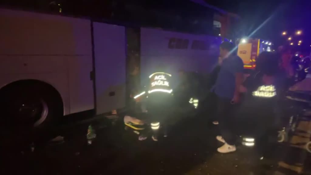 BOLU - Anadolu Otoyolu'na iki yolcu otobüsü çarpıştı, 15 kişi yaralandı