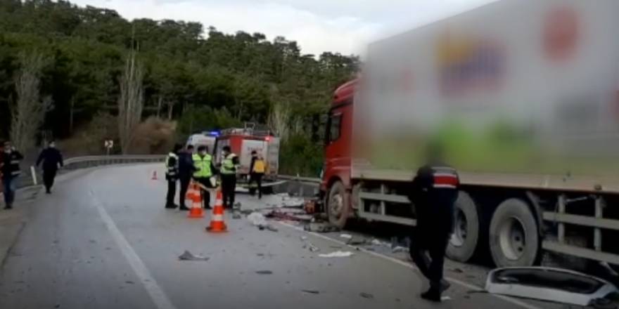 Bolu'da kamyonla çarpışan otomobildeki 4 kişi öldü